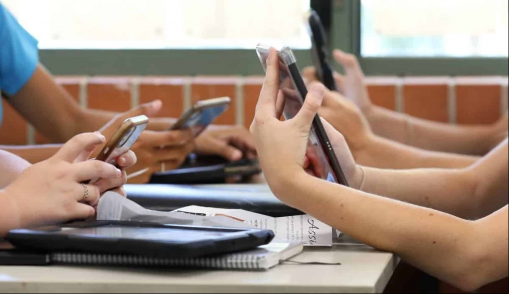 Mato Grosso proíbe o uso de celular na sala de aula