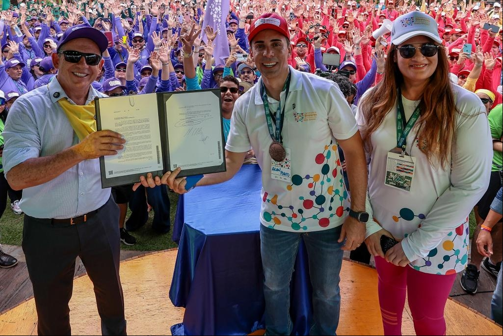 Governador assina edital para 1.500 vagas de professor na Seduc
