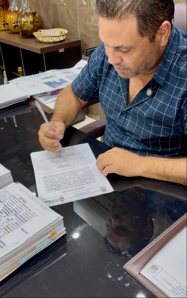 Prefeito assina ordem de serviço para início de obras em estradas da zona rural de São Félix do Araguaia